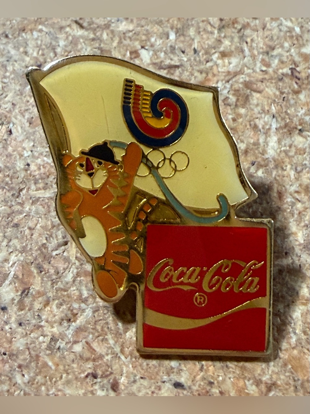 Coca-Cola 1988 Seoul Olympic Mascot Tiger Hodori with Olympics Flag Pin